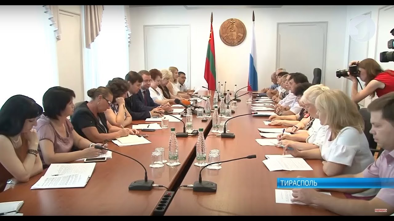 Долги по зарплатам и жалобы на медицину