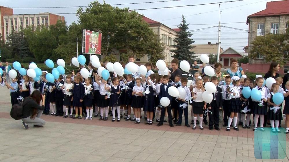 Балаковские школьники запустили в небо бумажных голубей на воздушных шарах Балаковские школьники запустили в небо бумажных голубей на воздушных шарах