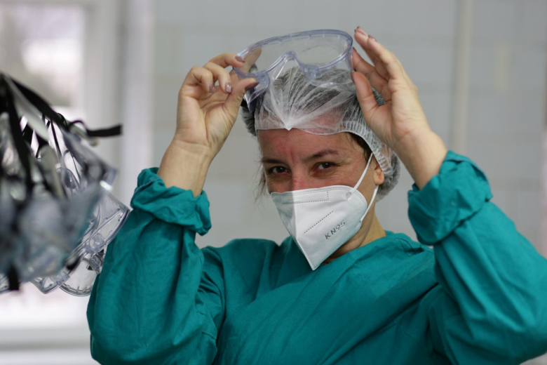 Медсестра Татьяна Мясковская после смены в красной зоне