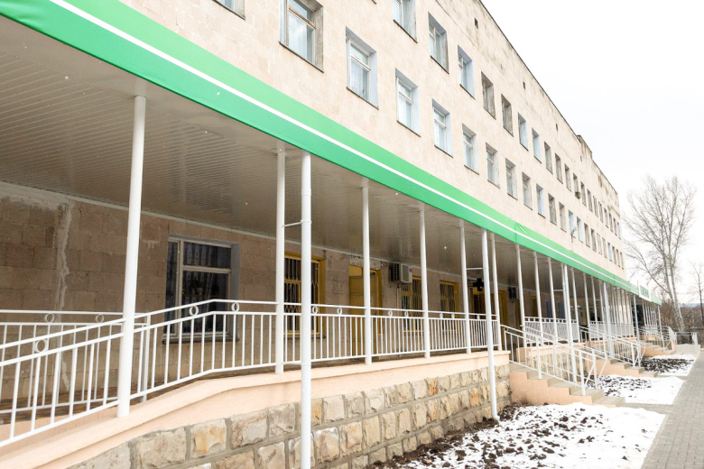 Районная поликлиника.