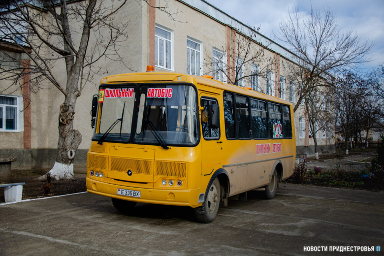 Село Красный Виноградарь, один из 5 подаренных району школьных автобусов.
