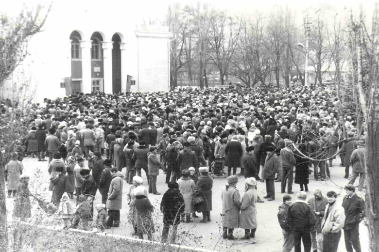 Прощание с погибшими 13 декабря 1991 г. защитниками ПМР. Дубоссары, Дом пионеров, 16 декабря 1991 г. Фото из архива Дубоссарского историко-краеведческого музея 