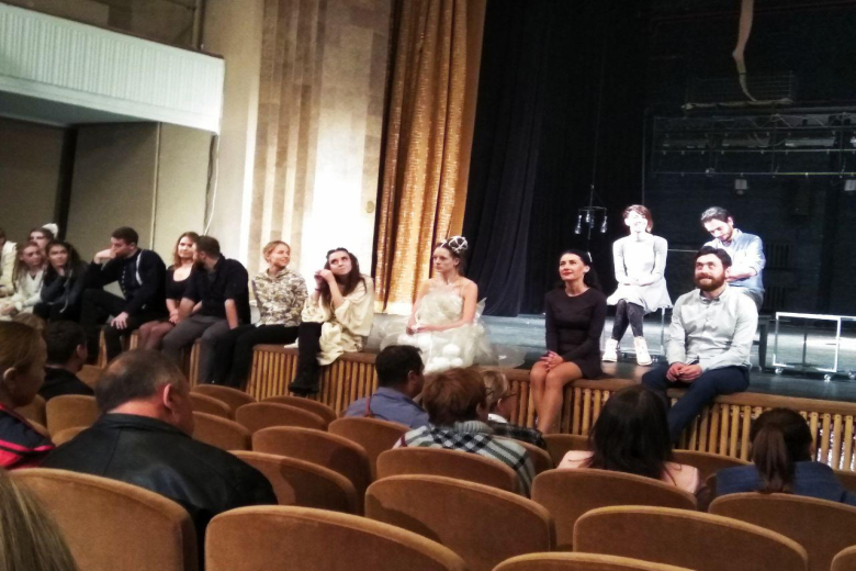 Российский режиссер Дмитрий Акимов проводит репитицию с приднестровскими артистами 