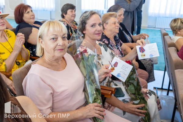 Приднестровцам вручают медали к 35-летию республики
