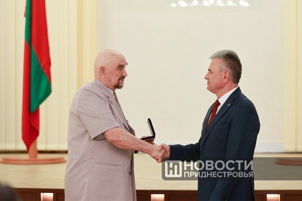 Президент Вадим Красносельский вручил приднестровцам госнаграды в преддверии юбилея республики