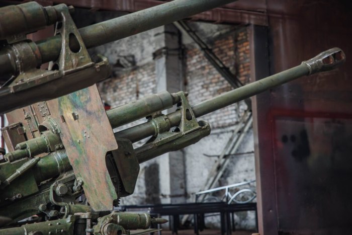 Армейские специалисты реставрируют два артиллерийских орудия с Мемориала Славы Бендер