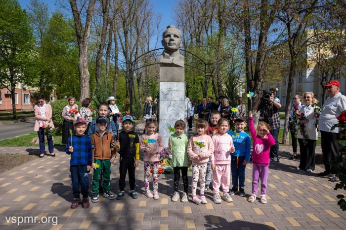 В День космонавтики в Тирасполе возложили цветы к бюсту Юрия Гагарина
