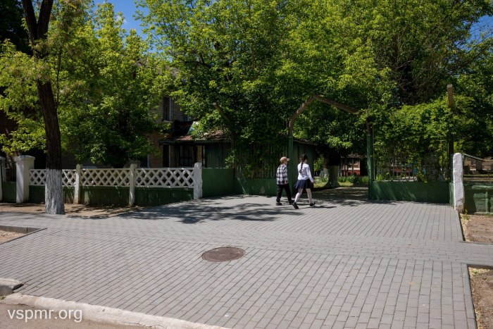 За счет Фонда наказов избирателей в бендерском микрорайоне Шелковом отремонтировали тротуар