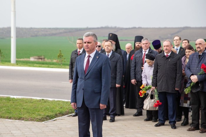 Президент ПМР Вадим Красносельский почтил память трагически погибших 1 апреля 1992 года