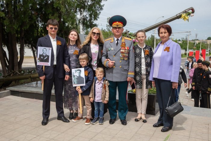 Семья Красносельских возложила цветы на бендерском Мемориале воинской славы