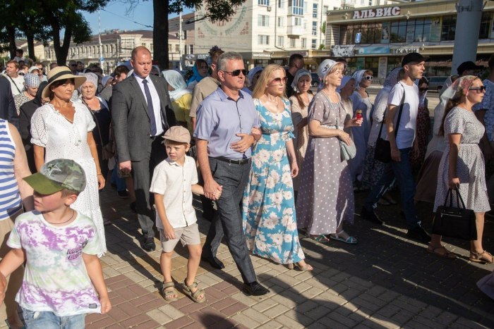 Семья Красносельских приняла участие в крестном ходе по центру Тирасполя