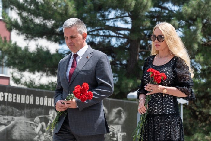 Президент с супругой возложили цветы к памятникам погибшим защитникам Приднестровья в Слободзее 