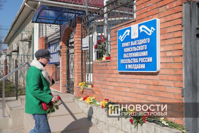 Приднестровцы несут цветы к консульству РФ в Тирасполе в память о жертвах теракта в Подмосковье 