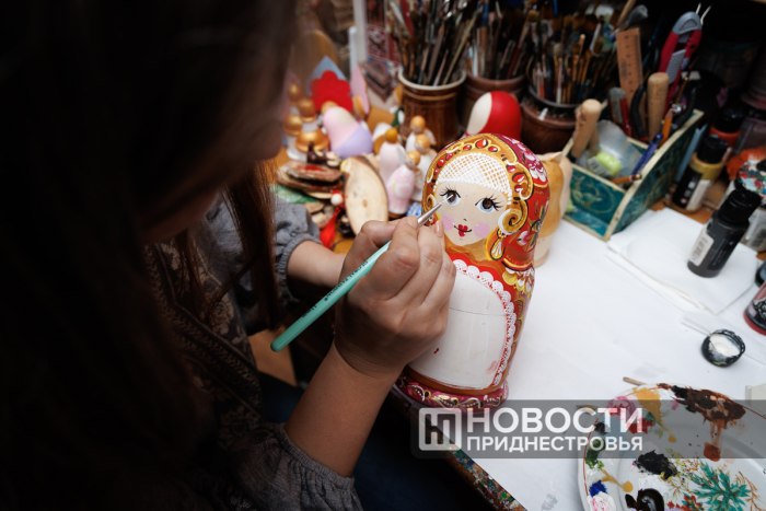 Приднестровская матрёшка. Оксана Королёва создает русские народные игрушки 