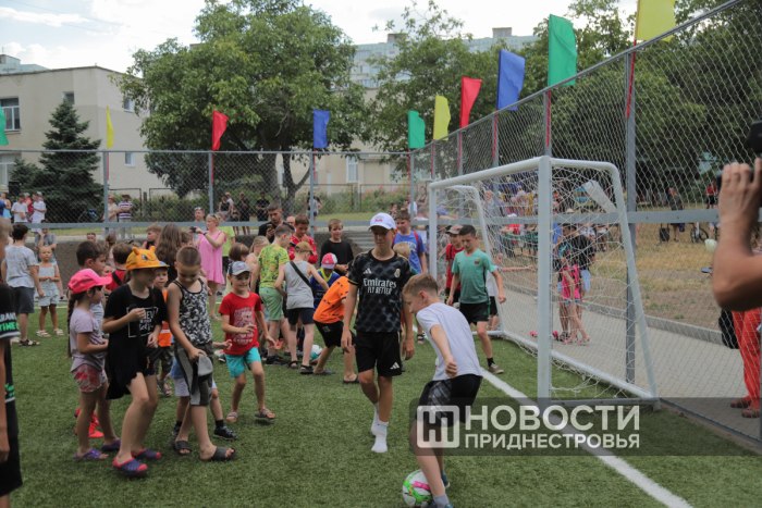 В Бендерах открыли футбольную площадку на улице Кишинёвской