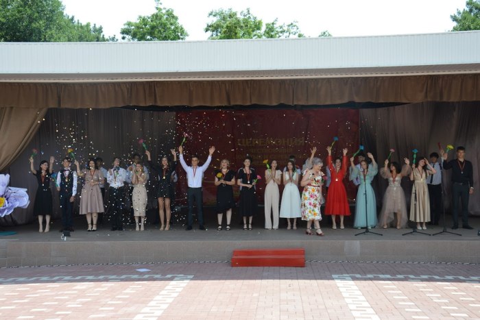 В Григориополе для выпускников-медалистов провели Цветочный бал