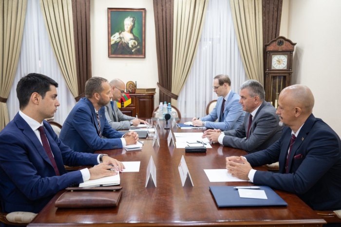 Президент ПМР Вадим Красносельский принял главу делегации ЕС в Молдове Яниса Мажейкса