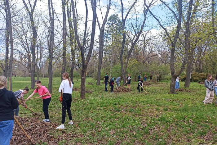 Школьники навели порядок в столичном парке «Победа»