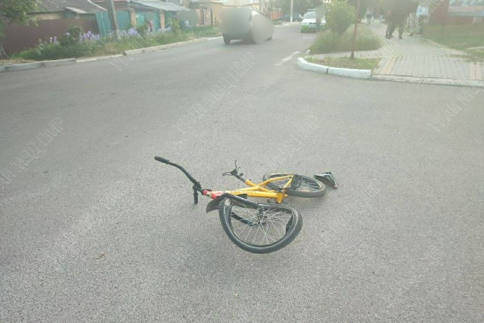 9-летний мальчик на велосипеде попал под машину в Тирасполе
