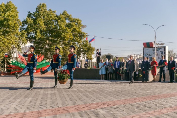 Президент ПМР Вадим Красносельский принял участие в церемонии возложения цветов на столичном Мемориале Славы