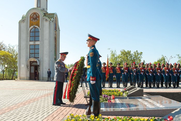 Президент ПМР Вадим Красносельский возложил цветы к Вечному огню на Мемориале Славы в Тирасполе