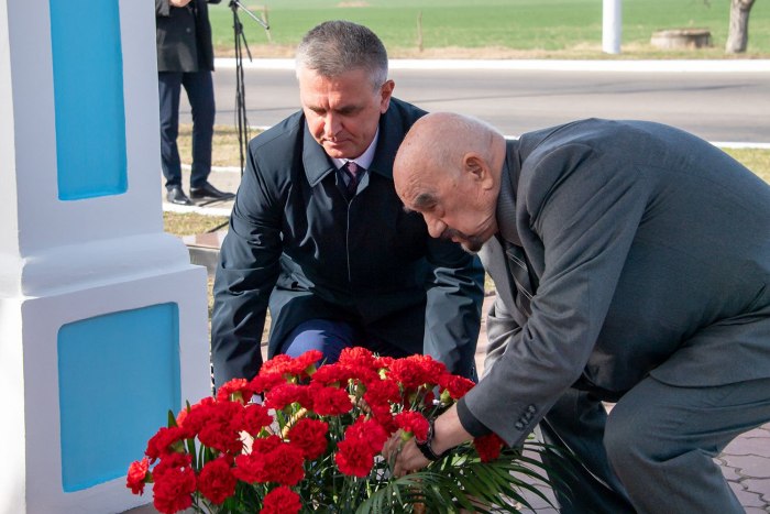 Вадим Красносельский возложил цветы к памятному камню в часовне по улице Ечина