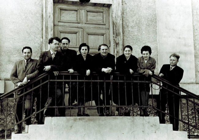 Начало 1960-х годов. Коллектив редакции "Днестровская правда" у Дома Советов