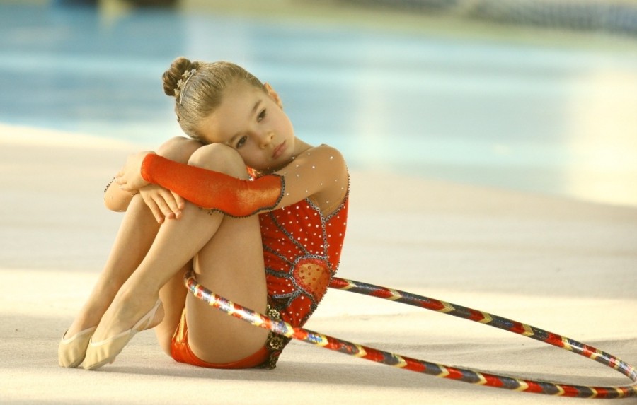 Девушка гимнастика в купальнике